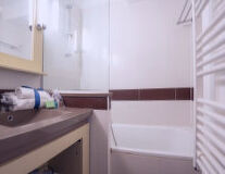 wall, indoor, plumbing fixture, bathroom, bathtub, shower, tap